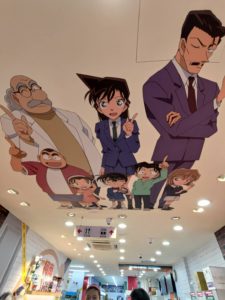 天花板有少年偵探團、毛利小五郎等經典角色讓人驚奇